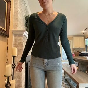 Hunter Green V-neck Henley long sleeve top